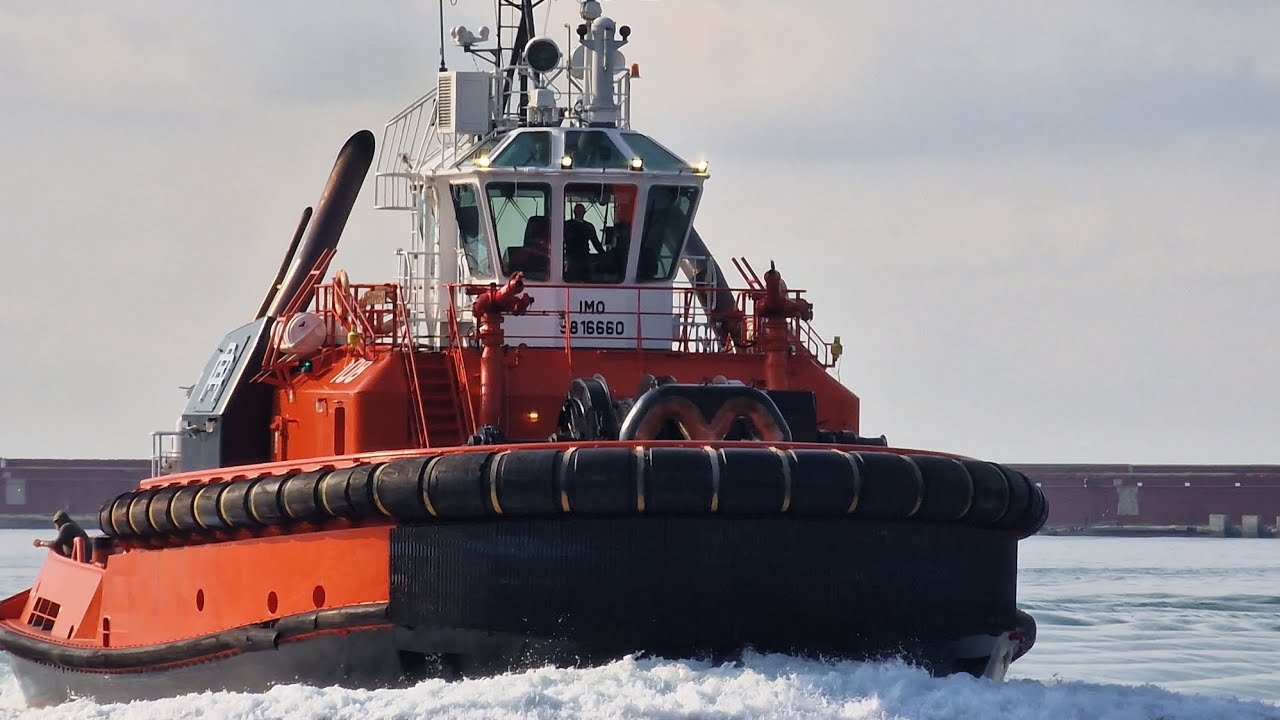 Danimarca & Italia | rimorchiatori in entrata nel porto di Genova | Speciale Pasqua e Pasquetta 2023