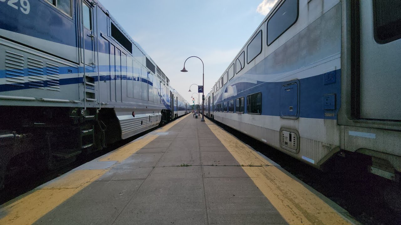 two-exo-commuter-trains-meeting-in-opposite-directions-at-montreal-west