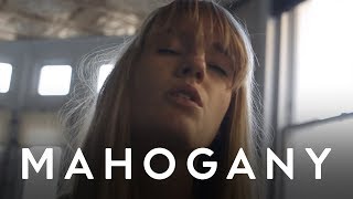 Video thumbnail of "Robyn Sherwell - Pale Lung | Mahogany Session"