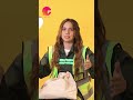 مبعملش اي حاجة بس قاعدة علي السرير