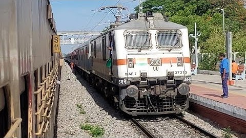 FALAKNUMA Express Journey Vlog || 12703 Howrah-Secunderabad Express ||  Onboard Journey Highlights