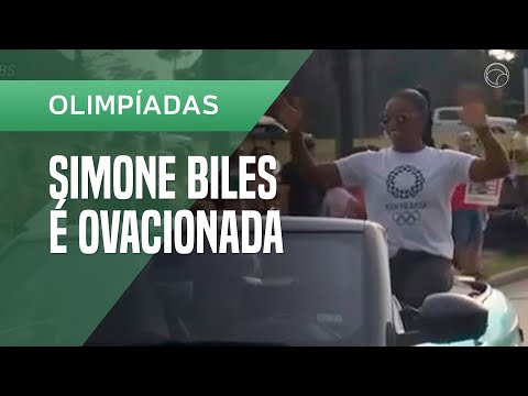 Simone Biles é ovacionada no aeroporto após retorno das Olimpíadas