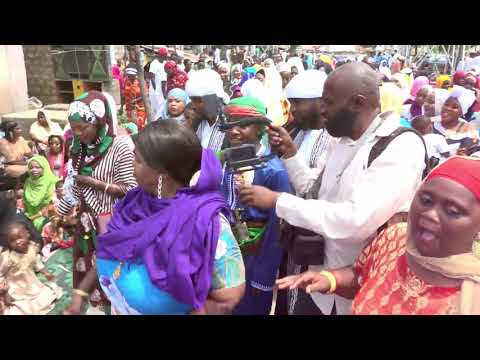 BWANA HARUSI ALIVYOINGIA UWANJANI NA MASHANGAZI WAKE 