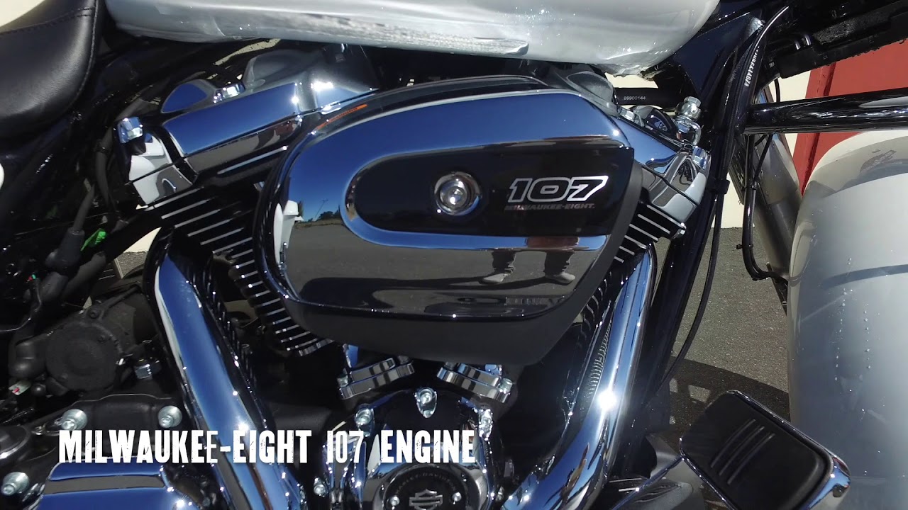 2017 Harley-Davidson® FLHX Street Glide® in Crushed Ice Pearl