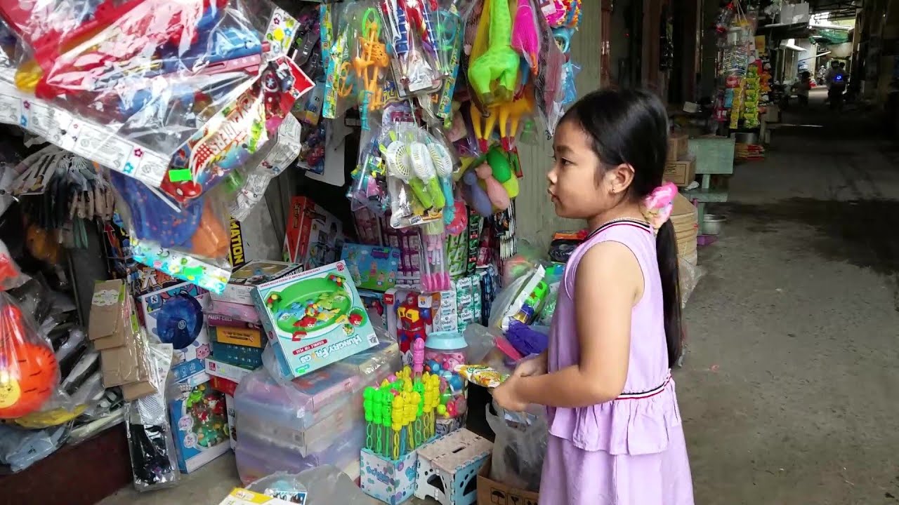 Mẹ chở Muội đi mua đồ mới chuẩn bị đi học 💖 Xí Mụi Food Tập 676