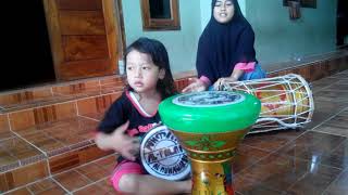 Masih kecil udah jago main tumbuk batu.
