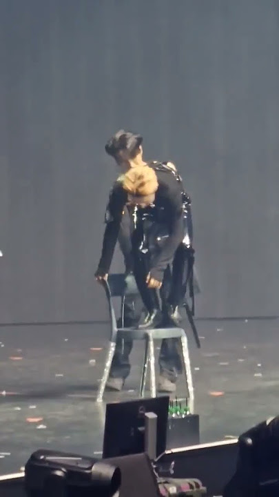 Hongjoong doing 'Cyberpunk's' chair dance❤️🔥#ATEEZinBerlin #ATEEZinEUROPE