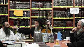 המנגן גיא-צבי מינץ בשיעור השבועי בישיבת יביע אומר בני ברק