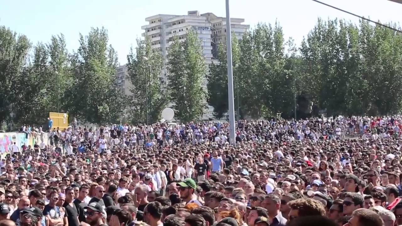 I funerali del tifoso Ciro Esposito: in migliaia a Scampia