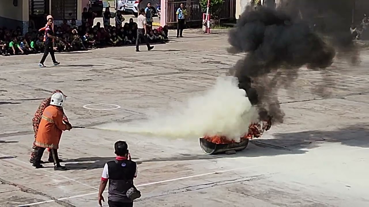 Demonstrasi Cara Memadam Kebakaran Oleh Murid SK Jerek