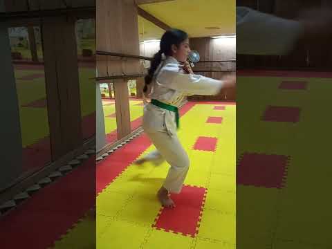 البطلة الواعدة في الكراطي سلسبيل بولحروز تؤدي كاطا ايان نيدان  