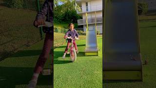 Papa apprend à faire du Vélo à sa fille... et Regrette instantanément #humour #shorts #papa #parents