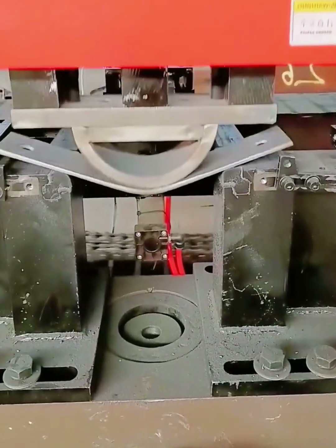 Flat iron hoop folding process- Good tools and machinery make work easy