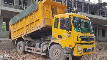 The giant peasant carrying sand poured ben | Back truck dump truck dum, Sand transport trucks dumpin