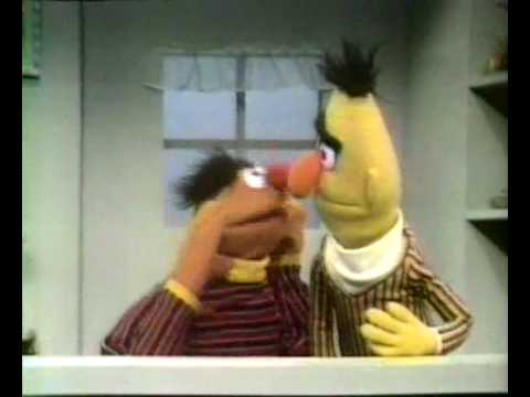 Bert & Ernie - Ernie heeft een banaan in zijn oor (compleet)