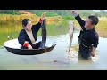 Primitive Fishing Life: Dwarf Family Uses a Pan Boat to Set Fish Traps