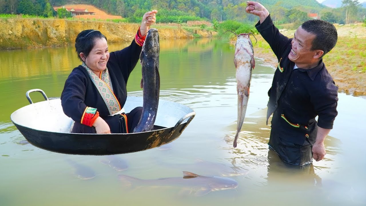 Primitive Fishing Life: Dwarf Family Uses a Pan Boat to Set Fish Traps ...