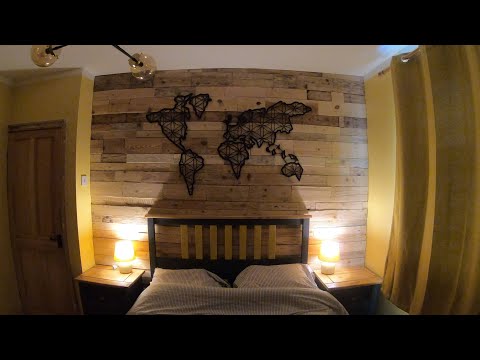 Drewniana ściana z palet -  ciepła dekoracja sypialni