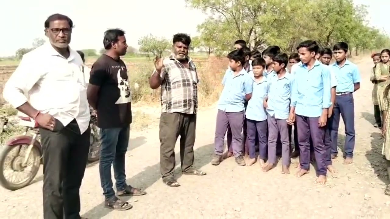 ಝಳಕಿ : ಜೀವದ ಬಲೆಗಾಗಿ ಕಾದು ನಿಂತ ಅರ್ಜನಾಳ ಹೆದ್ದಾರಿ ರಸ್ತೆ.ಮಕ್ಕಳು ಹೇಗೆ ಹೇಳುತ್ತಾರೆ ನೋಡಿ.