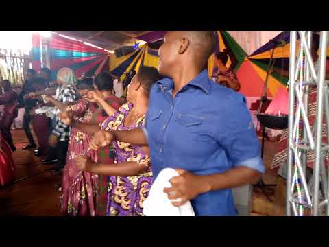 ONA MABINTI WANAVYOKATA VIUNO KANISANI 