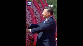 习近平缓步上前，仔细整理花篮缎带。人民英雄永垂不朽，烈士之名，山河永念！| CCTV