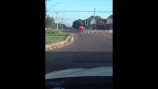 Mulher Bêbada Dormindo Na Garupa Da Nike