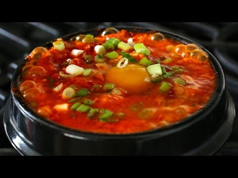 Video: Koreanische Scharfe Kimchi-Suppe Mit Tofu, Gemüse Und Pilzen