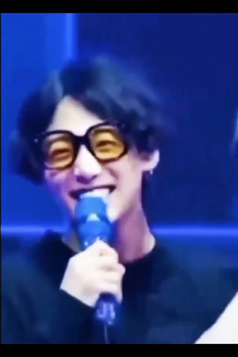 kacamata dipakai suga tambah keren...dipakai jungkook malah bikin ngakak 😂 #suga #jungkook #bts