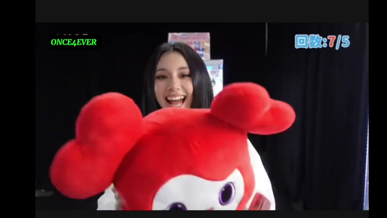 CHAEYOUNG PLAYING CATCHER LOVELYS CUSHION #twice #sonchaeyoung #twicechaeyoung #chaeyoung #game