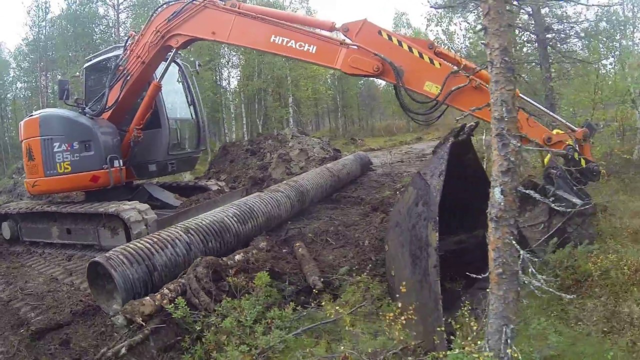 Piennartien rumpuputken asennusta ..  Hitachi zx 85