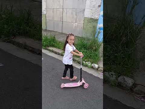 Ana no rolezinho de patinete