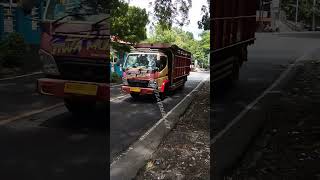 2 LKWs fahren mit hoher Geschwindigkeit aneinander vorbei