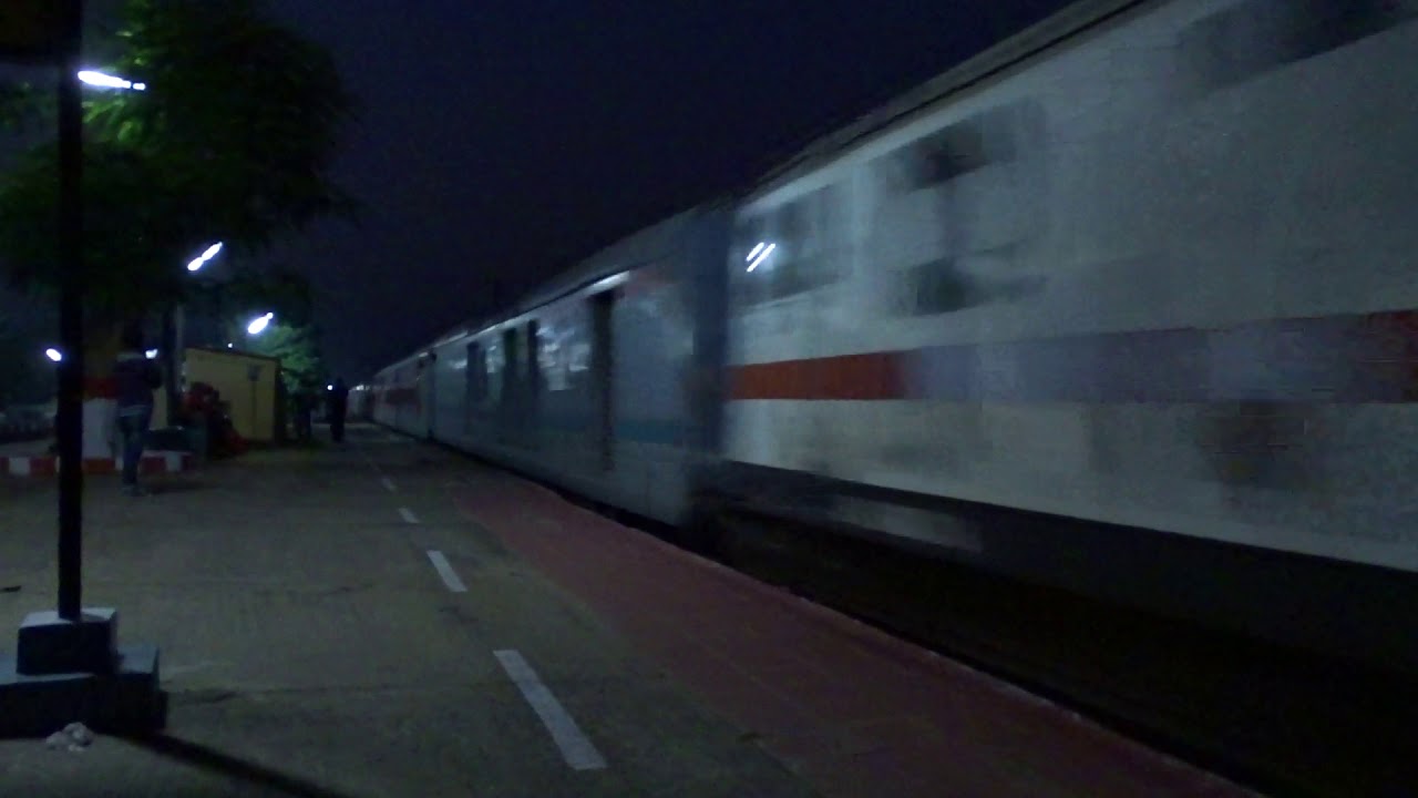 WAP7 LHB New Delhi Howrah Poorva Express night action! [Full HD]