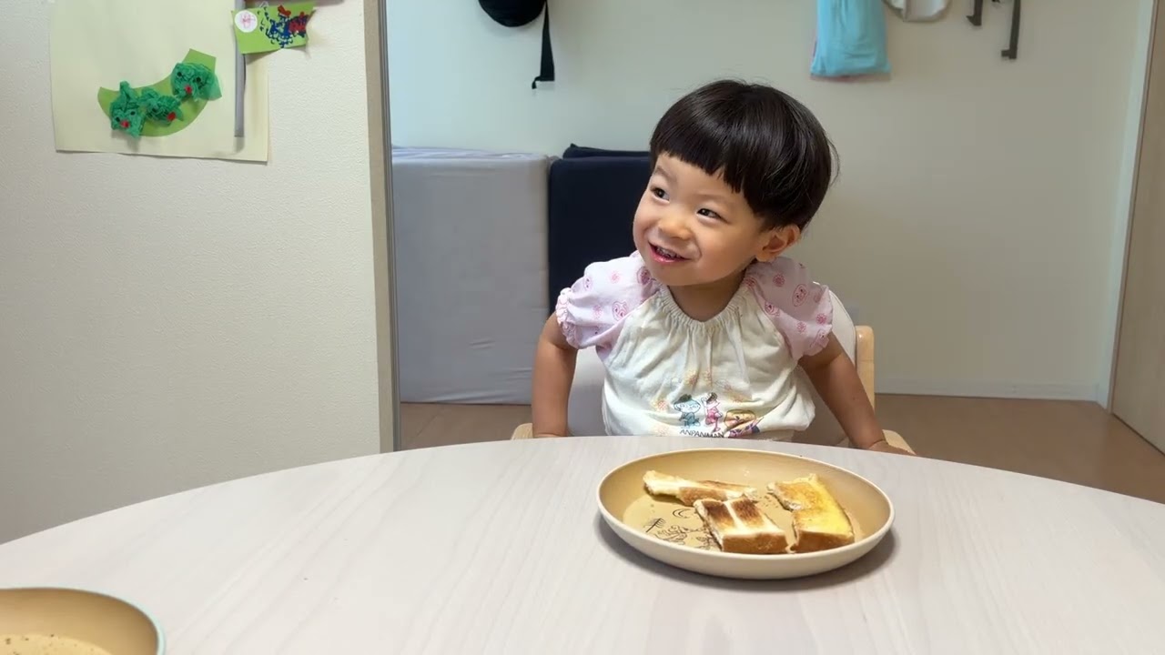 🌈 Japanese Toddler Eats Toast Cut Into Three Pieces | 2-Year-Old