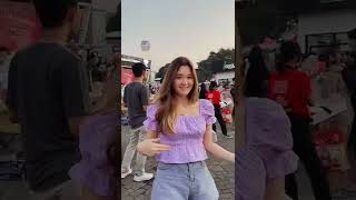 Della Pargoy Di Keramaian Orang