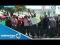 Reanundan bloqueos carreteros contra autodefensas en Michoacán; piden liberación de 11 policías