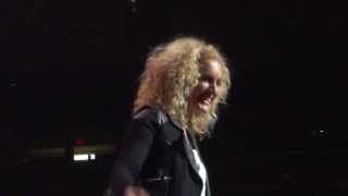 Kimberly talks to crowd ~ Little Big Town
