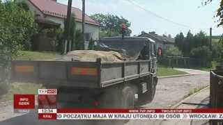 Nowa Droga, A Asfalt Klei Sie Do Opon I Butów Tvp Info, 23.06.2013