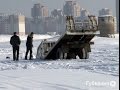 На нелегальной переправе в Хабаровске под лед провалились три машины.MestoproTV