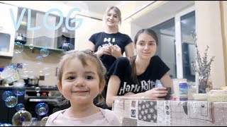 VLOG Как Коля и Алиса качалку делили. Подарки от bee mama. Что учит Катя. Алиса ест пузыри.