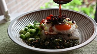 Warm rice, fried egg with chili sauce. Nothing fancy just pure comfort ⏰🥄