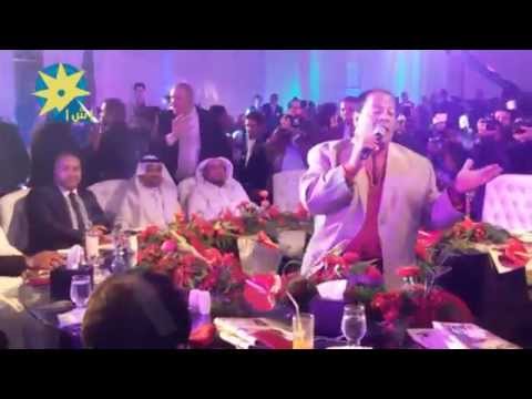 شاهد ماذا فعل عبد الباسط حموده ليثير ضحك الجمهور فى احتفال رأس السنة