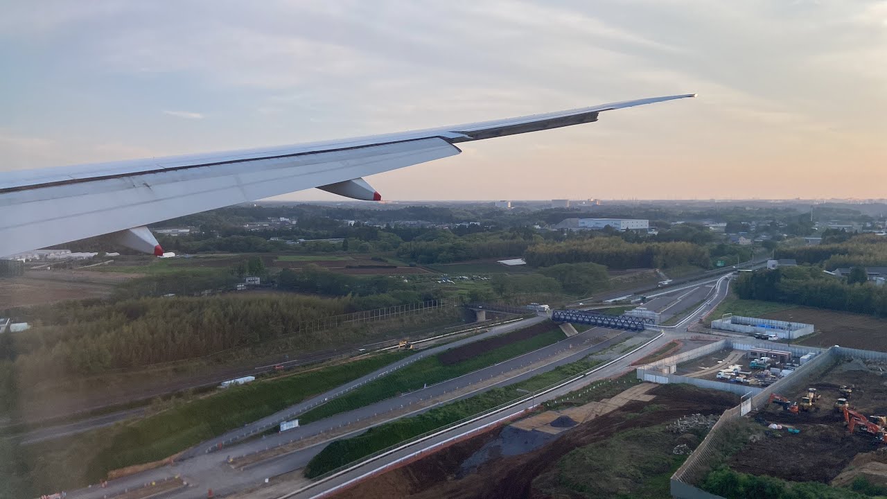 Singapore Airlines Boeing 777-300ER landing at Tokyo Narita (NRT)