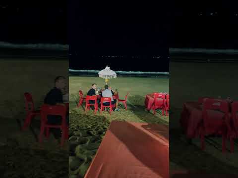 Vidéo: Manger de la nourriture indonésienne sur la plage de Jimbaran, Bali