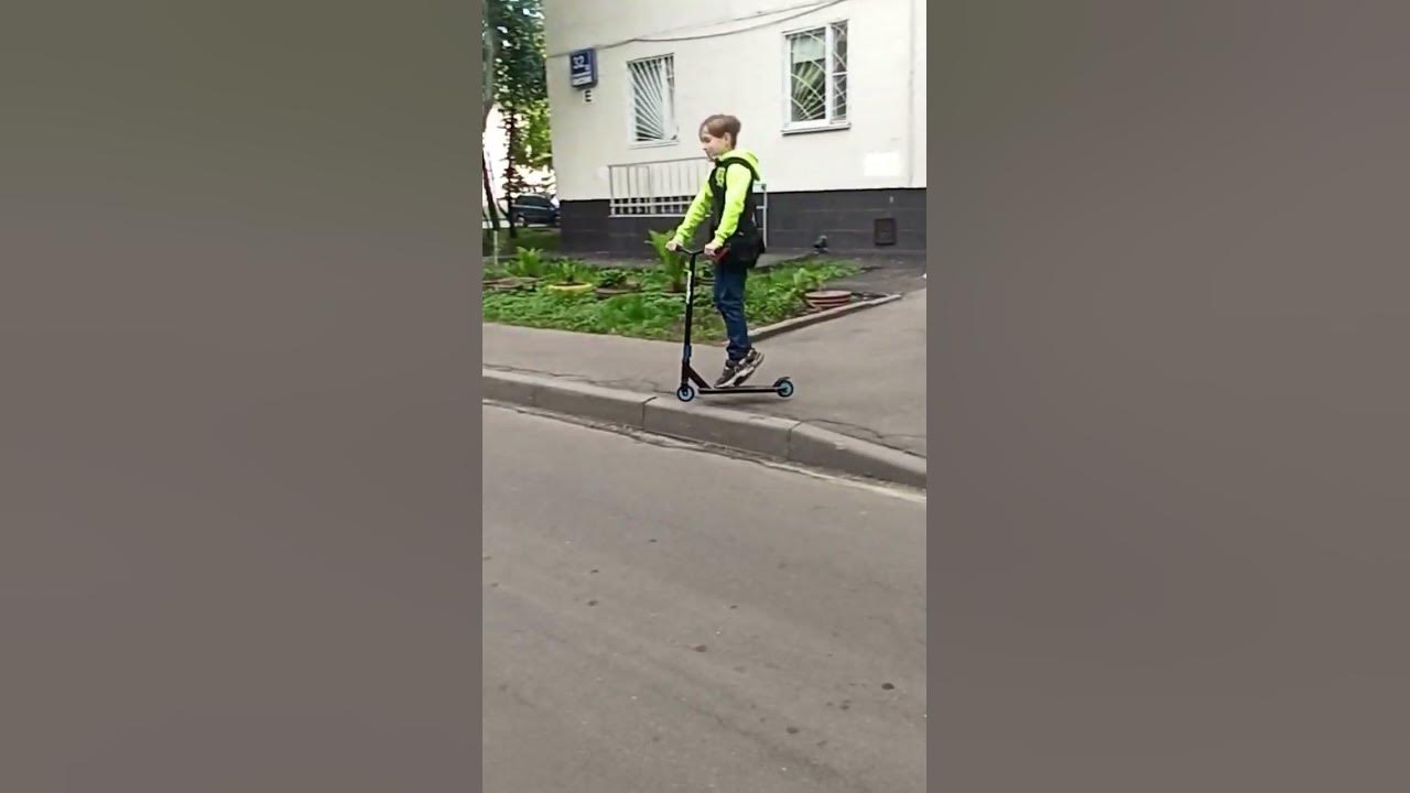 как я прыгаю с бардюра на трюкавом самокате - YouTube