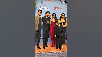 #shahrukhkhan with Family At Daughter First Movie Netflix The Archies #aryankhan #suhanakhan