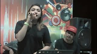 HINIA - Putry Pasanea ( Live Carita Cafe )