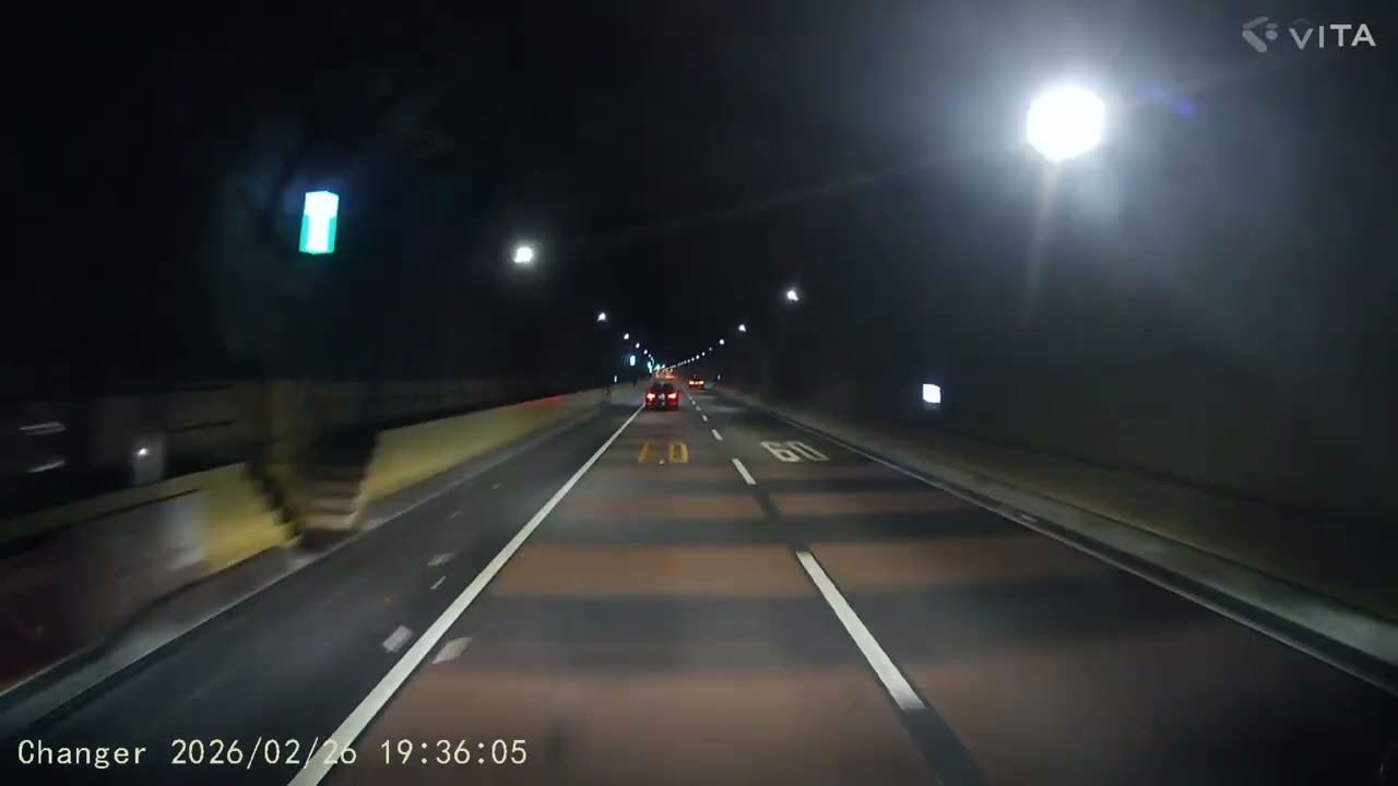 ハイペースなタクシーの後を着いて走行してたら　カーブで　他に車両が居ないからなのか　センターラインを　またいで　コーナーを通過していた　何回か