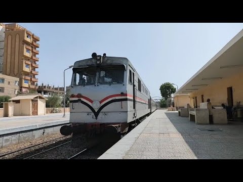 لحظة دخول الهنشيل الالمانى بقطار الأقصر الإسكندرية 935  بمحطة قطار قوص بمحافظة قنا اليوم