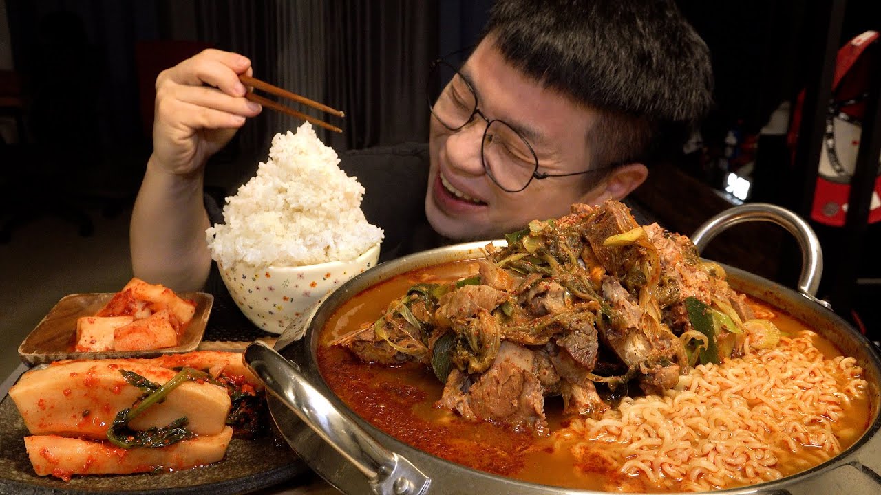 뜯고 뜯고 계속 뜯어도 계속나오는 감자탕 뼈까지 다 먹는건가 대박 레전드 먹방 Gamjatang eatingshow realsound koreanfood Mukbang asmr